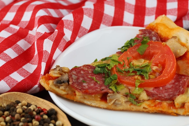 Pizza a fette in un piatto vista ingrandita di una fetta di pizza