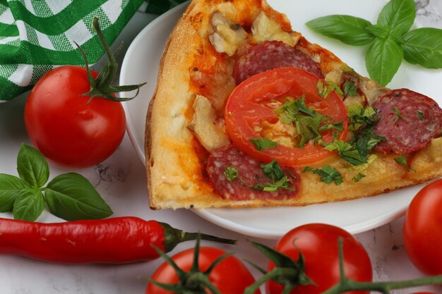 Pizza a fette in un piatto vista ingrandita di una fetta di pizza