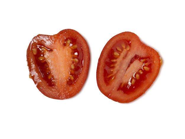 흰색 배경에 얇게 썬 매실 토마토 붉은 야채는 신선한 야채를 분리합니다