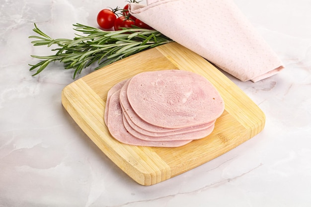 Foto prosciutto di maiale tagliato per panini