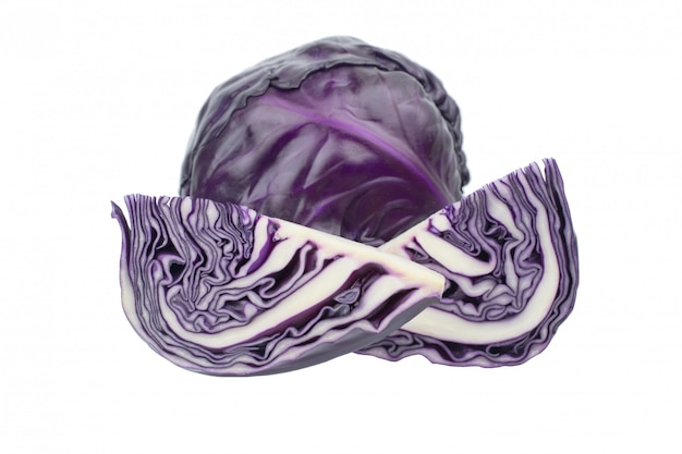 Photo sliced purple cabbage isolated on white