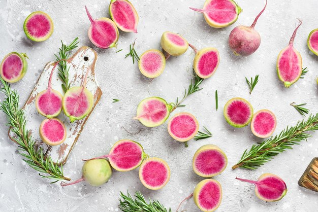 Anguria di ravanello affettata sulla tavola di pietra della cucina cibo dietetico spazio libero per il testo su sfondo di pietra