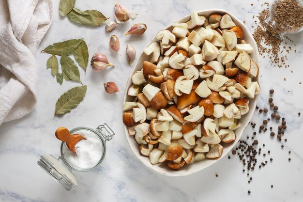 Foto funghi porcini freschi crudi a fette