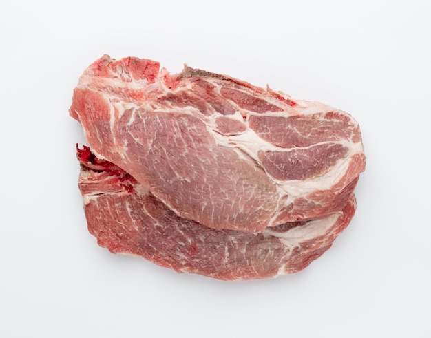 白い背景に分離された生豚肉を切った