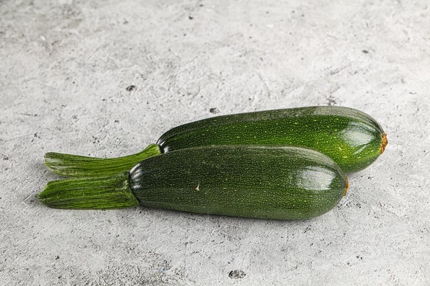 Нарезанные сырые молодые зеленые zucchini