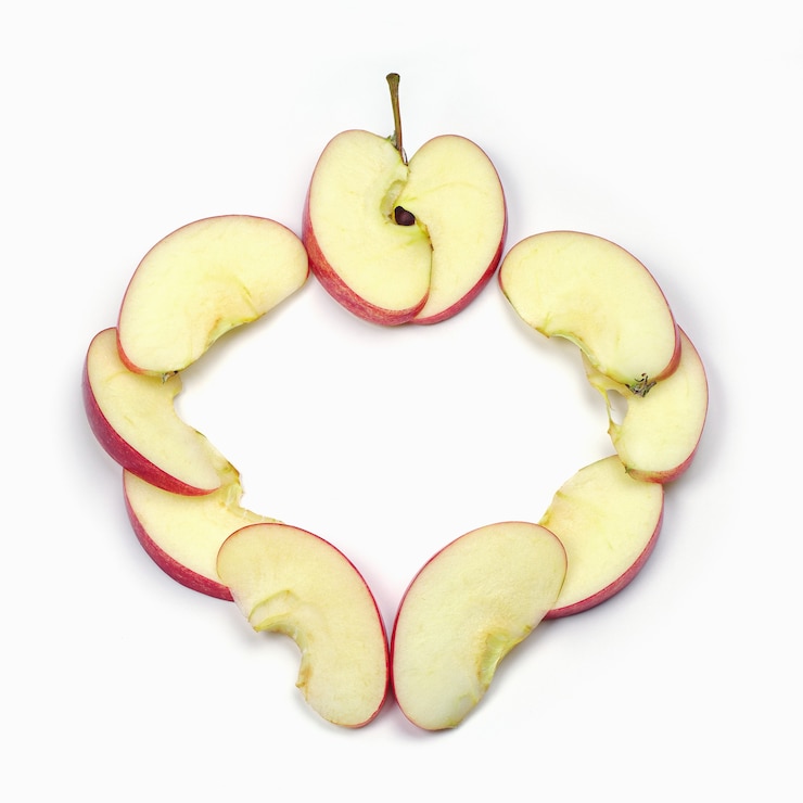 Photo sliced red apple in the shape of heart