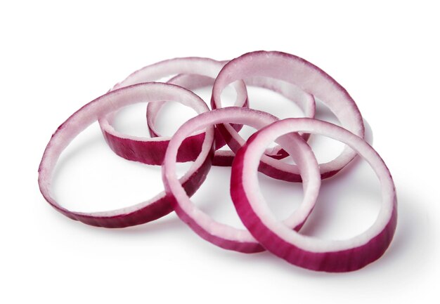 Photo sliced red onion rings isolated on white