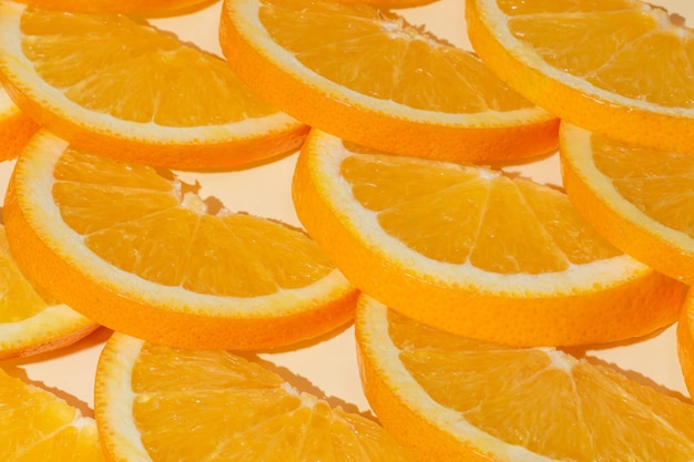 Фото Нарезанные зрелые апельсины в качестве пищевого фона экзотические фрукты