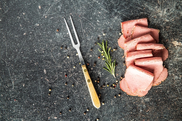 얇게 썬 로스트 비프 오래된 식탁에 있는 맛있는 신선한 고기 Top view
