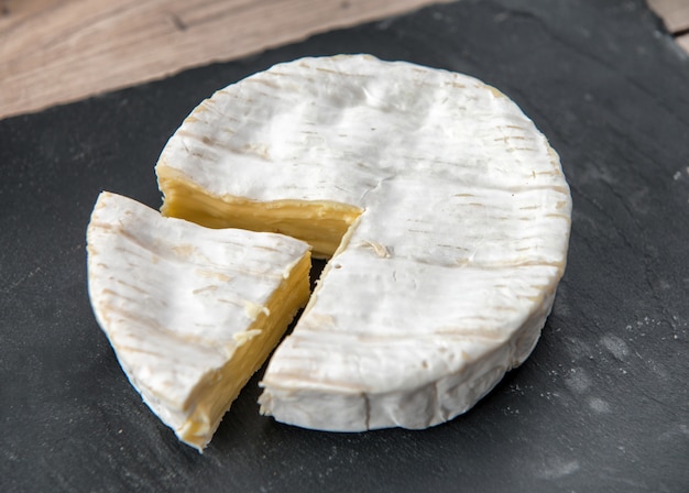 Photo sliced round camembert cheese traditional