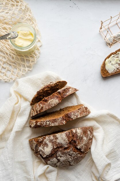 Pane di segale rotondo a fette. prodotti appena sfornati dalla panetteria.