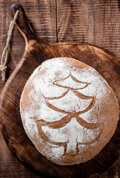 Photo sliced rye bread on cutting board, closeup.