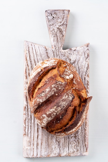 Photo sliced rye bread on cutting board, closeup