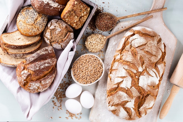 Pane di segale affettato sul tagliere, primo piano..