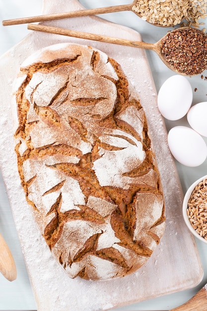 Pane di segale affettato sul tagliere, primo piano.