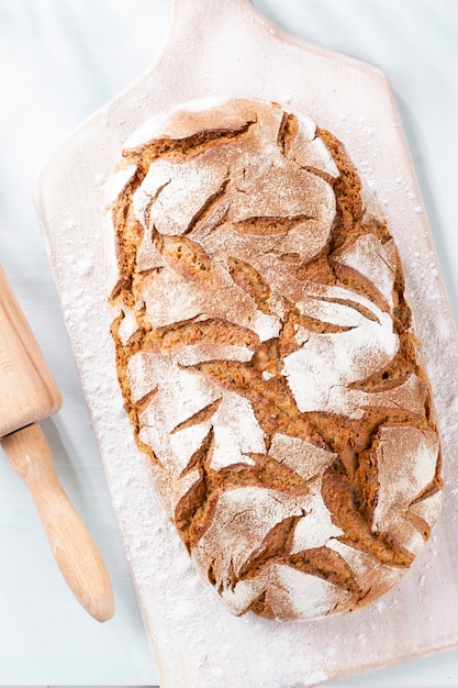 Pane di segale affettato sul tagliere, primo piano..