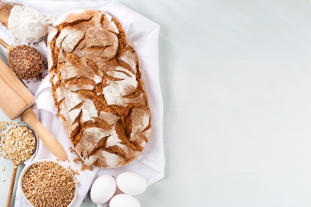 Sliced rye bread on cutting board, closeup.