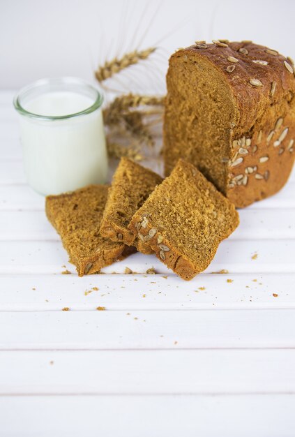 Photo sliced rye bread on cutting board closeup