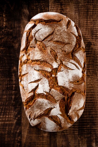 Фото Нарезанный ржаной хлеб на разделочной доске, крупным планом ..