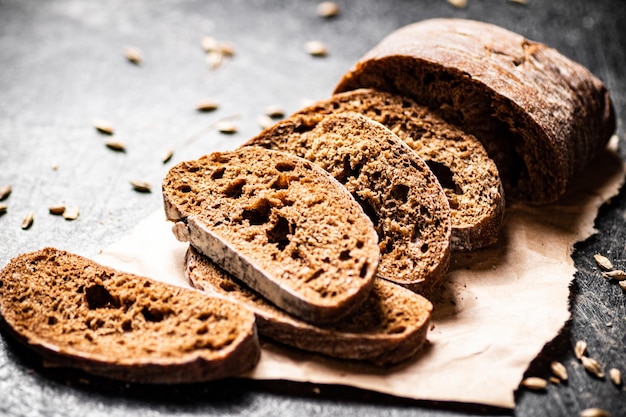 Photo sliced rye bread on paper