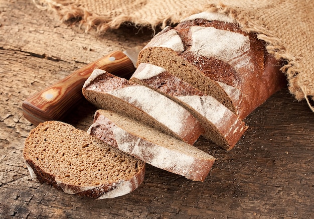 Photo sliced rye bread on the table