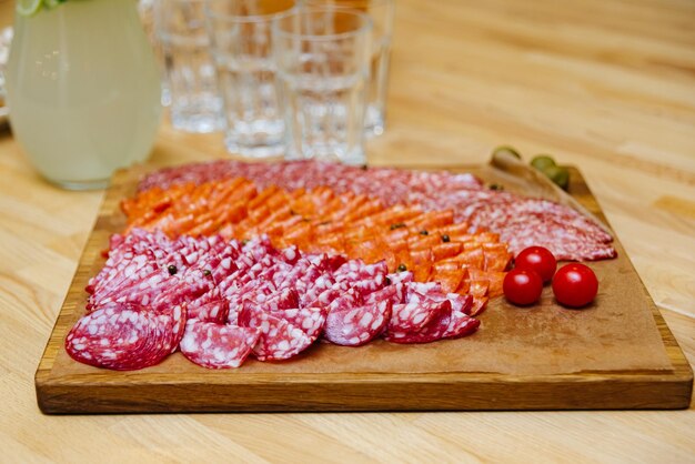 Foto salami a fette e assortimento di carni fredde