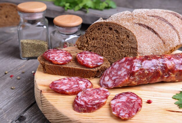 Foto salame affettato e pane sul tavolo della cucina