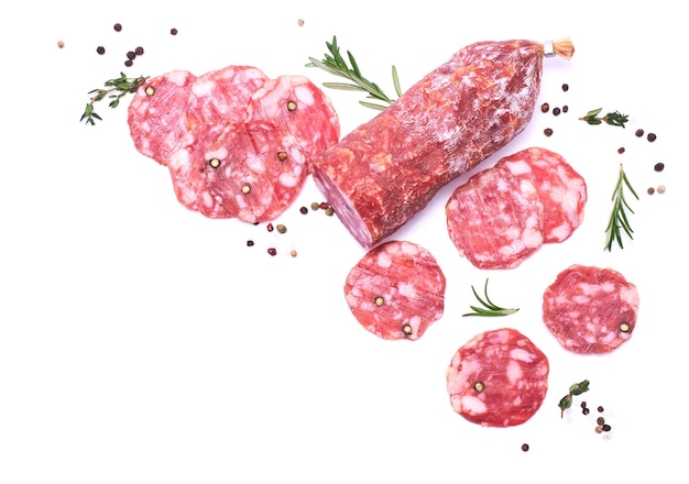 Salsiccia affettata del salame secco affumicato isolata su fondo bianco