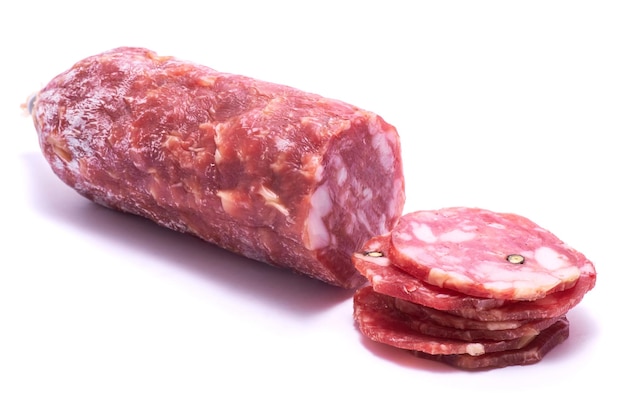 Salsiccia affettata del salame secco affumicato isolata su fondo bianco