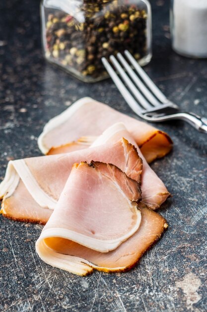 얇게 썬 훈제 햄 오래된 식탁에 맛있는 돼지고기