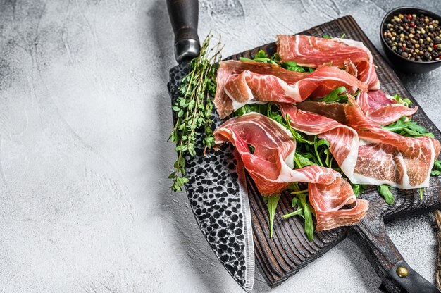 스페인 Jamon Serrano 햄 또는 Prosciutto Crudo Parma 햄 슬라이스. 흰 바탕. 평면도. 공간을 복사하십시오.