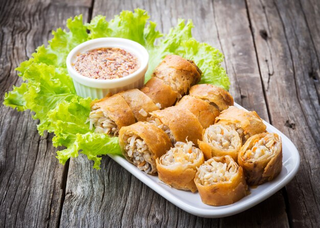 Rotolo di primavera a fette servito con salsa dolce e speziata.