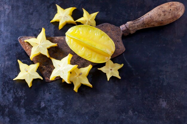 Photo sliced starfruit on an old cleaver