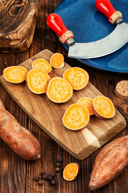 Photo sliced sweet potato on cutting board