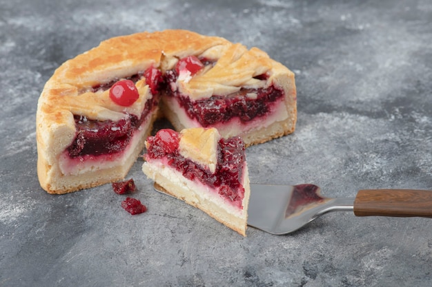 대리석 표면에 배치하는 딸기와 함께 맛있는 치즈 케이크를 슬라이스.