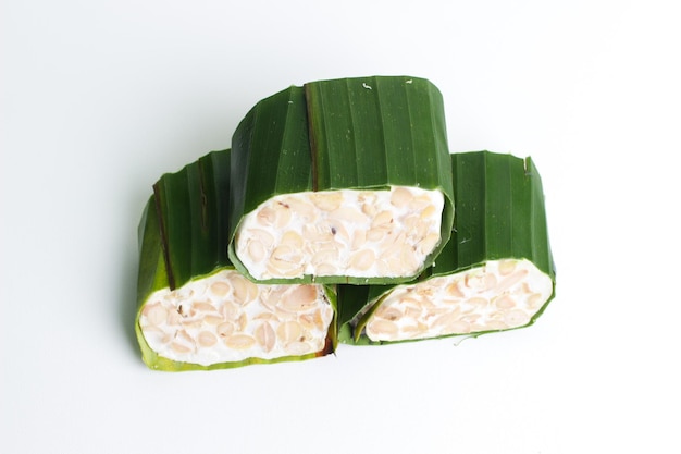 간장 콩으로 만들고 바나나 잎으로 감싼 인도네시아의 얇게 썬 Tempeh 전통 음식