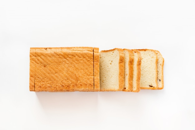 Нарезанный тостовый хлеб на белом фоне