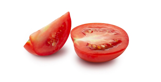 нарезанные помидоры, изолированные на белом фоне с обтравочной дорожкой