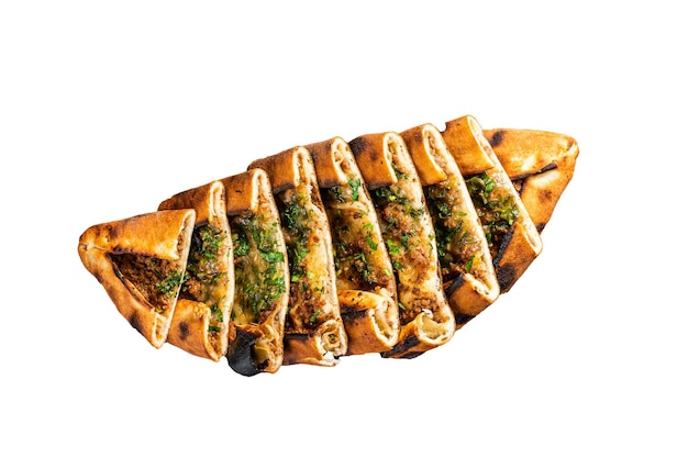 Нарезанная турецкая лепешка pide Турецкая пицца на белом фоне
