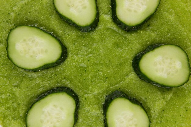 녹색 자연 배경에 얇게 썬 야채 야채의 근접 촬영 건강 식품 개념