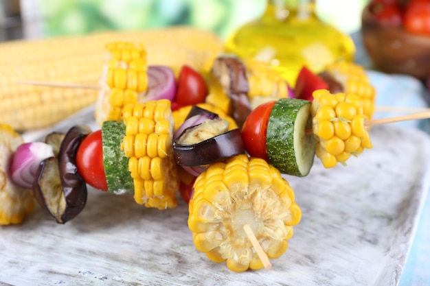 テーブルのクローズアップに乗ってピックでスライスした野菜