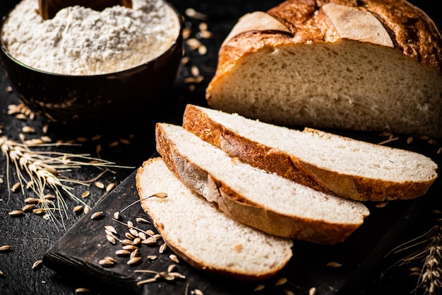 Photo sliced wheat bread on a cutting board