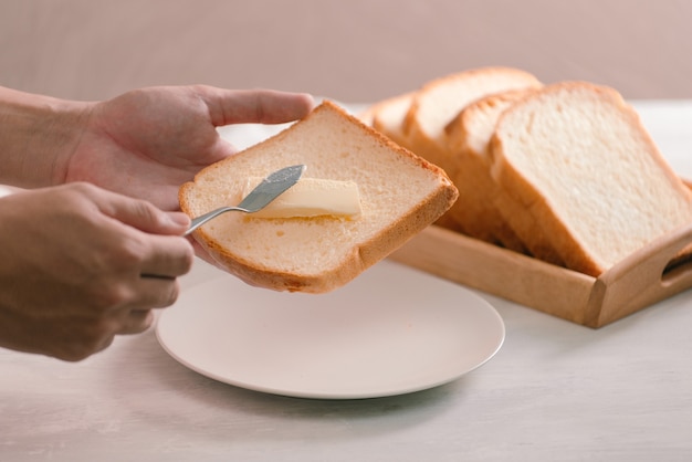 写真 スライスした白パンとバターを高角度から撮影