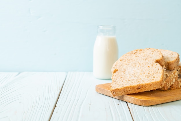 나무 테이블에 wholegrain 빵을 슬라이스