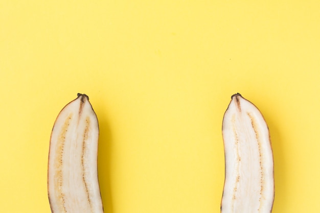 Foto banana gialla affettata su sfondo giallo