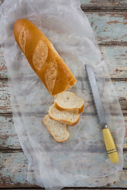 Photo slices of baguette with knife