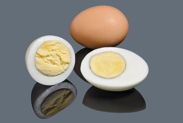 Кусочки вареных куриных яиц на сером фоне Еда и кулинария
