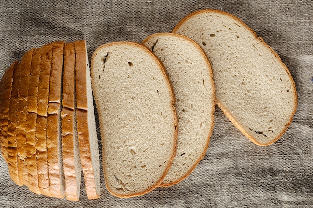 Photo slices of bread leazhat on a piece of cloth