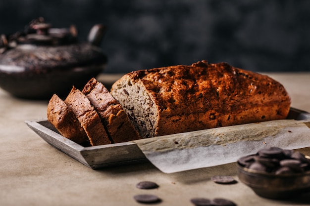 Pagnotta di pane a fette sul piatto