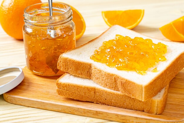 Photo slices of bread with orange jam